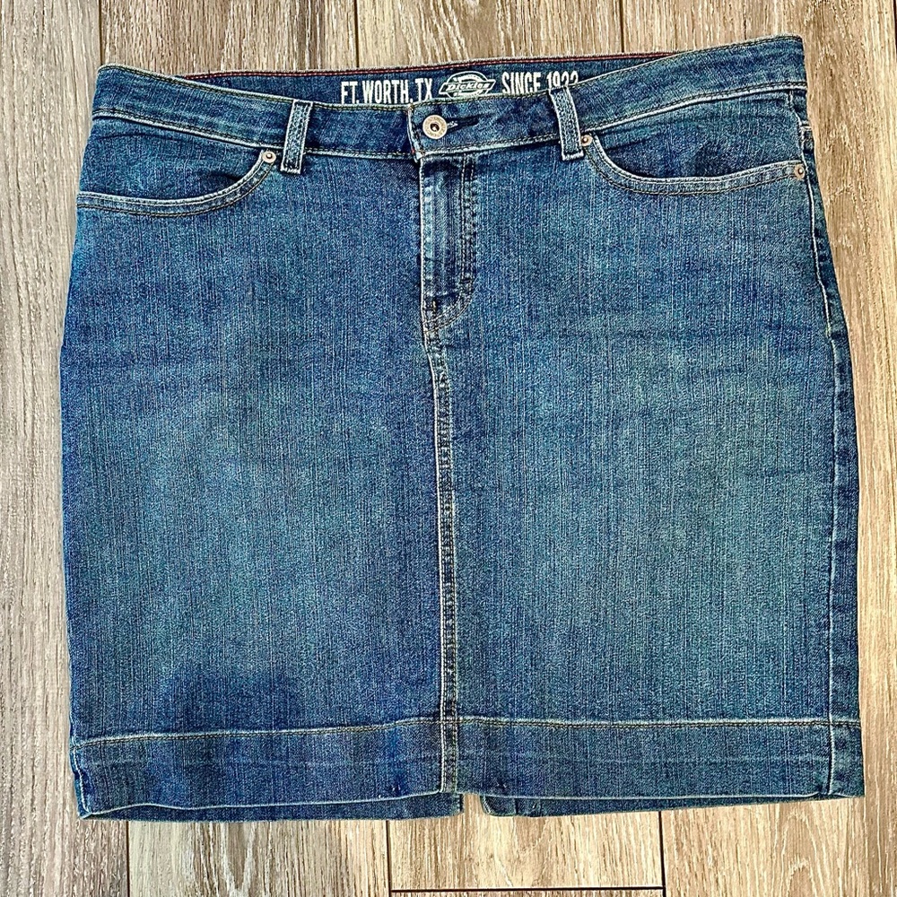 ☘️ I am only making 55 cents on this item. Final Markdown ☘️ Dickies Jeans skirt